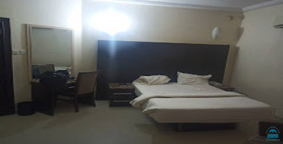 Lily Hotel And Suites